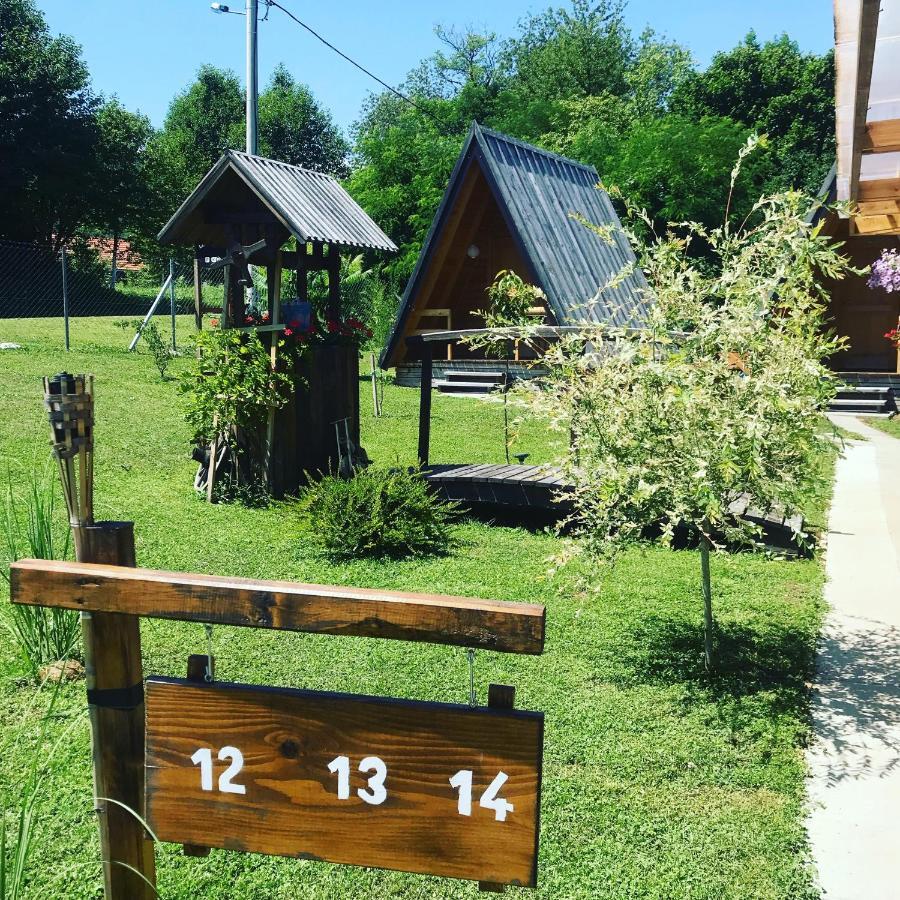 Hostel&Glamping Lana Haus Licko Petrovo Selo Exterior foto